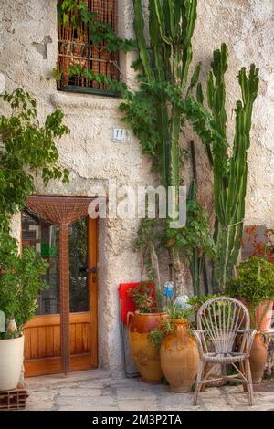 Blick auf die Straße in der Altstadt von Polignano a Mare, Apulien, Italien Stockfoto