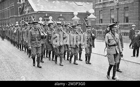 Die Grenadiergarde des 2.. Bataillons marschieren in ihrem Wahlkampf durch London. Sie werden von Major Edward Henry Trotter (1872-1916) angeführt, der während des Zweiten Böhlerkrieges einen Arm verloren hatte. Ende August 1914 hatte Trotter das Kommando über das 18.. Bataillon, das des Königs (Liverpool Regiment), übernommen. Im Juli 1916 verlor er an der Front, als Deutschland die Somme bombardierte. 9. August 1914 Stockfoto