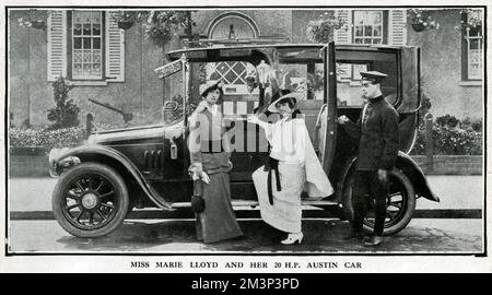Marie Lloyd, geboren Matilda Alice Victoria Wood (1870-1922), britische Musiksängerin, Entertainerin und Comedienne, wurde hier gesehen, als sie in ihr Austin-Auto mit 20 ps einstieg. Datum: 1914 Stockfoto