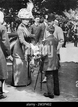 König George V., Königin Mary und verkrüppelter Junge in Yorkshire Stockfoto