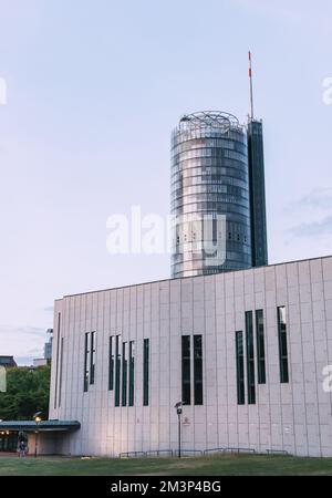 27. Juli 2022, Essen, Deutschland: Westenergie Turm als Hauptsitz des Energieunternehmens Stockfoto