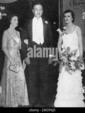 Miss Margaret Whigham, später Mrs. Charles Sweeny und dann Herzogin von Argyll, fotografierten mit ihren Eltern Mr. Und Mrs. George Hay Whigham auf einem Ball, den sie im Juli 1931 in ihrem Haus, Queen's Hill, bei Ascot, veranstalteten. Der Tatler beschreibt Margaret (Deb of the Year in 1930 nicht weniger) als „attraktivste“, um deren Teint sich alle beneiden“. Datum: 1931 Stockfoto