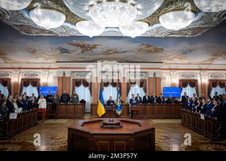 Kiew, Ukraine. 15.. Dezember 2022. Der ukrainische Präsident Volodymyr Zelenskyy spricht anlässlich der Eröffnungszeremonie für die Gerichtssitzung in der Großen Kammer des Klov-Ortes am 15. Dezember 2022 in Kiew, Ukraine, vor dem Obersten Gerichtshof der Ukraine. Kredit: Ukrainischer Ratsvorsitz/Pressestelle Des Ukrainischen Präsidenten/Alamy Live News Stockfoto