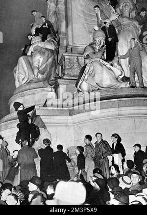 1937 Krönung: Zuschauer auf dem Trafalgar Square Stockfoto