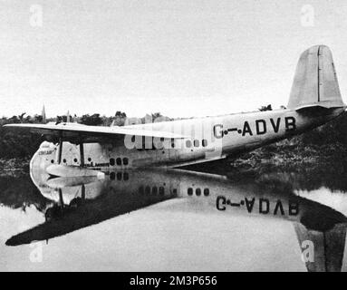 Das „Corsair“-Flugboot von Imperial Airways liegt nach einer Zwangslandung im März 1939 während eines Fluges von Durban nach Southampton halb unter Wasser im Fluss Dangu im belgischen Kongo (Zaire). Die Corsair wurde repariert, ein Damm errichtet, der einen See bilden sollte, und im Juni wurde ein Startversuch unternommen. Der Versuch schlug fehl und nachdem er auf einen Stein gestoßen war, waren weitere Reparaturen erforderlich. Schließlich wurde im Januar 1940, nachdem ein weiterer Damm errichtet wurde, die Corsair schließlich nach England zurückgebracht. Januar 1940 Stockfoto