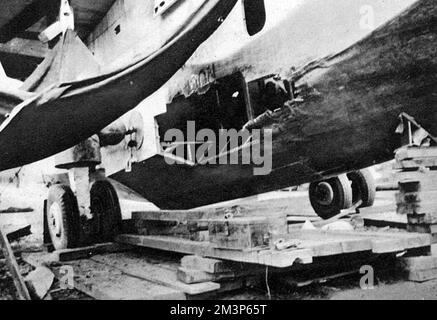 Ein großes Loch im Rumpf des Imperial Airways Flugboots „Corsair“, das Ergebnis einer erzwungenen Landung auf dem Fluss Dangu, Belgischer Kongo (Zaire) im März 1939. Nach Reparaturen, einem fehlgeschlagenen Startversuch im Juni 1939 und dem Bau von provisorischen Dämmen zur Seenbildung, startete das fliegende Boot im Januar 1940 und erreichte schließlich England am 15.. Januar Datum: Januar 1940 Stockfoto