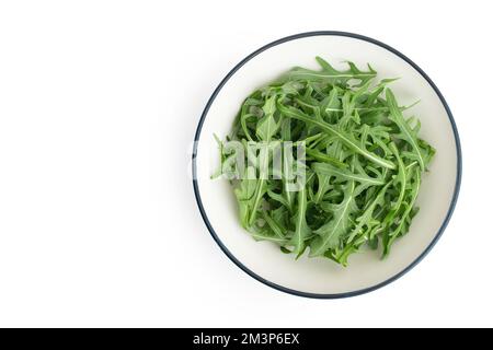 Grüne frische Rucola-Blätter auf weißem isoliertem Hintergrund Stockfoto