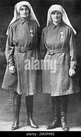 Mairi Lambert Gooden-Chisholm von Chisholm, besser bekannt als Mairi Chisholm (1895-1981), schottische Krankenschwester und Krankenwagenfahrerin während des Ersten Weltkriegs, rechts abgebildet, auf der linken Seite, Elsie Knocker (hier bekannt als Baroness de T'Serclaes nach ihrer zweiten Ehe mit einem Belgier im Jahr 1916), auch Krankenschwester und Krankenwagenfahrerin. Beide erhielten die Militärmedaille für ihren Mut und ihre Arbeit mit den Verwundeten an der Westfront in Belgien. Das Paar trat zunächst dem freiwilligen Notfallkorps bei, richtete aber später seine eigene erste-Hilfe-Verbandstation nur 100 Meter von den Gräben in Pervyse, nördlich von YP, ein Stockfoto