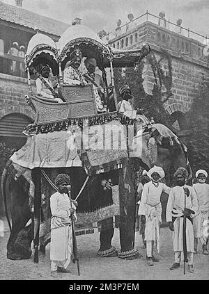 Ranjitsinhji Vibhaji (1872 1933) indischer Prinz und Test Cricketer, der für das englische Sussex Cricket-Team spielte, das in Großbritannien liebevoll als Ranji bekannt ist. Wie die illustrierten Sporting &amp; Dramatical News bereits im Ersten Weltkrieg auf einem Elefanten in seinem Heimatland gezeigt haben, war er kurz davor, seine militärischen Pflichten in Europa wieder aufzunehmen, wo er mit der indischen Kavallerie diente. Datum: 1916 Stockfoto