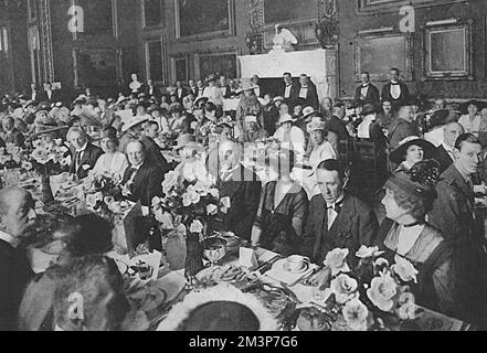 Das Souvenir Luncheon im Grosvenor House mit Hilfe des Three Arts war Fund, gefolgt von einem Gartenfest. Der Herzog von Westminster hat sein Haus für den Anlass geliehen, an dem Königin Alexandra und ein Großteil der Gesellschaft teilnahmen. Das Foto zeigt einen Blick auf einen der Speisesäle und den Tisch von Lady Paget. Zu den bekannten Persönlichkeiten gehören Herr Winston Churchill, der neben Lady Paget und Frau (Hazel) Lavery sitzt, sowie Herr Gerald de Maurier rechts von Frau Astor. Datum: 1916 Stockfoto