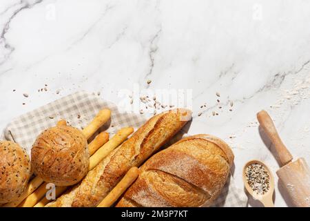 Hintergrund mit verschiedenen frischen Brotsorten. Backwaren. Kochen. Stockfoto