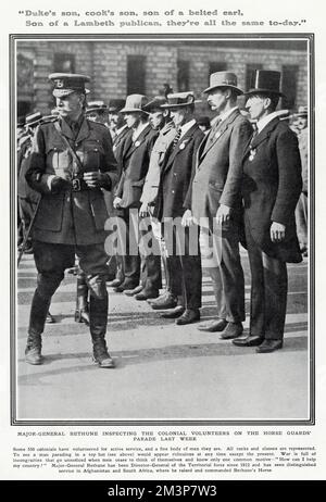 Generalmajor Bethune inspiziert koloniale Freiwillige auf der Horse Guards' Parade in Zivilkleidung, darunter an einem Ende ein Mann mit Hut und Schwänzen. Generalmajor Bethune war seit 1912 Generaldirektor der Territorialen Truppe. Stockfoto