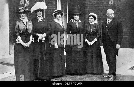 Leiter der Britischen Roten Kreuz Gesellschaft im Devonshire House im August 1914. Von links nach rechts: Georgina, Gräfin von Dudley, Königin Amelie von Portugal, Mrs. Goldsmith, Lady Gifford, Mrs. Ludlow und Sir Frederick Treves. Datum: 1914 Stockfoto