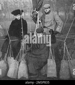 Die Gründer des Royal Aero Club, von links nach rechts, sind Frau Nicholls, der C. S. Rolls und Herr Hedges Butler. Mrs. Nicholl war die erste Frau, die Mitglied des Clubs war, bevor sie Lieut heiratete. Oberst Nicholl, Miss Vera Butler. Charles Rolls starb bei einem Flugzeugunfall und ist als einer der bedeutendsten Pioniere der Luftfahrt bemerkenswert. Mr. Hedges Butler machte sich zunächst einen Namen als Ballonfahrer. Stockfoto