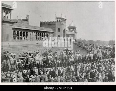 Die Eröffnungstage der Krönungszeremonien zum Gedenken an den Kaiser von Indien, wo Edward VII nicht anwesend war, sondern seinen Bruder, den Herzog von Connaught, schickte. Einheimische Potentaten passieren den Jumma Musjid in der herrlichen Palette des Eastern State. Stockfoto