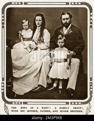 Prinz und Prinzessin von Wales, (vergeblicher König Edward VII von Großbritannien und Königin Alexandra), mit ihren beiden ältesten Kindern (links) in den Armen seiner Mutter ist Prinz George, (Georgie), (später George V) und (rechts) ihr ältester Sohn Prinz Albert Victor, (Eddie), später Herzog von Clarence und Avondale, Die WHO erkrankte bei der großen Grippepandemie von 1889?92 an Influenza, entwickelte dann eine Lungenentzündung und starb. Beachten Sie die sehr mädchenhaften Schulterkleider, die die Jungs trugen. Datum: 1867 Stockfoto