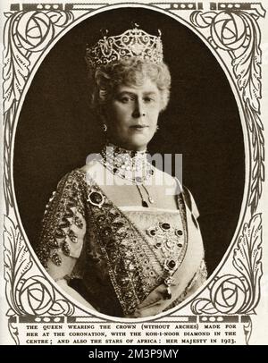 Königin Mary, Gemahlin mit König George von Großbritannien (1867 - 1953), nimmt an einer Staatsfeier Teil, trägt einige großartige Smaragde. Datum: 1923 Stockfoto