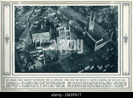 Luftaufnahme von Ypern mit Ruinen von St. Martin's Cathedral und die Tuchhalle. Augenzeuge, der die Schlacht beschreibt, schreibt er: "Der Himmel wurde erleuchtet durch die Blitze von Gewehren und das Licht von strahlenden Dörfern und Farmen, während vor diesem Hintergrund von Rauch und Flammen, im trüben Licht über den verfallenen Ruinen der Altstadt, Das zerschlagene Wrack des Cathedral Tower und die Türme des Stoffhauses." Datum: 8. Mai 1915 Stockfoto