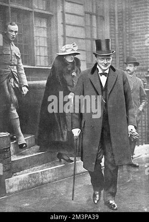 Sir Winston Churchill (1874-1965), 1916, als er von der Frontlinie zurückkehrte und sagte, sein Geist sei jetzt klar, um für den Rückruf von Lord Fisher in die Admiralität zu sprechen. Hier verlässt er sein Haus mit seiner Frau Clementine Churchill (1885-1977) auf dem Weg nach Westminster. Datum: 1916 Stockfoto