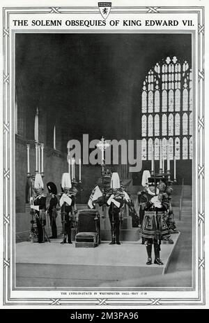 Eine sehr kurze Krankheit beendete das Leben von Edward VII, der am 6. Mai 1910 im Alter von 69 Jahren verstarb. Die Leiche des Königs lag im Bundesstaat Westminister Hall, bewacht von Offizieren der Haushaltstruppen, Armen und Yeomen der Garde. 17.-20. Mai 1910 Stockfoto