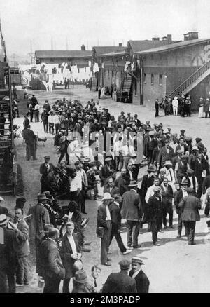 Eine Szene im Ruhleben Gefangenenlager kurz vor dem Essen. Das Ruhleben-Camp liegt etwa 10km km westlich von Berlin und war ursprünglich eine Rennbahn. Es wurde während des Ersten Weltkriegs umgebaut und beherbergte etwa 5000 Zivilisten (hauptsächlich Briten), die sich bei Kriegsausbruch in Deutschland befanden, sowie gefangene Besatzungen von Fischtrawlern und anderen zivilen Schiffen. Die deutschen Behörden hielten sich an die Genfer Konvention, und die Gefangenen im Lager durften ihre eigenen Angelegenheiten mit einem Postdienst, einer Polizei und einer Bibliothek regeln. Datum: 1915 Stockfoto