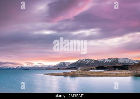 Sonnenaufgang auf die Kirche des guten Hirten im späten Winter mit wunderschönen schneebedeckten südlichen Alpen im Hintergrund. Stockfoto