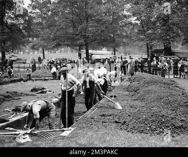 Ausgrabung von A.R.P.-Schutzräumen in Kensington Gardens, 1938 Stockfoto