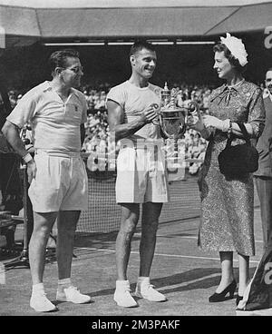 Die Herzogin von Kent mit dem Champion des Singles-Finales der Männer in Wimbledon, Frederick Schröder und dem galanten Verlierer Jaroslav Drobny. Prinzessin Marina von Griechenland, spätere Herzogin von Kent (1906-1968), Tochter von Prinzessin Helen von Russland und Prinz Nicholas von Griechenland und Ehefrau von Prinz George, Herzog von Kent. Prinzessin Marina ist die Mutter des aktuellen Herzogs von Kent, Prinzessin Alexandra und Prinz Michael von Kent. Datum: 1949 Stockfoto