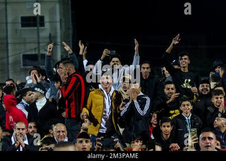 Rafah, Gazastreifen, Palästina. 14.. Dezember 2022. Gaza, Palästina. 14. Dezember 2022 Palästinensische Fußballfans sehen das Halbfinale der Fußballweltmeisterschaft Frankreich gegen Marocco von einer großen Leinwand im Rafah Al-Baldi-Stadion im südlichen Gazastreifen (Bild: © Ahmad Hasaballah/IMAGESLIVE via ZUMA Press Wire) Stockfoto