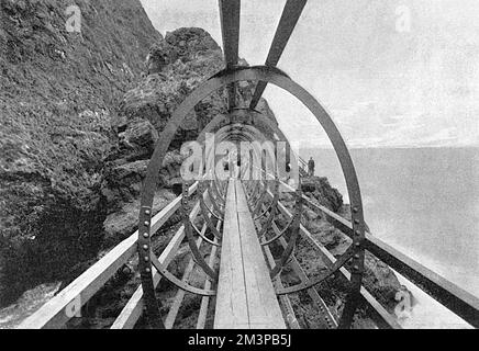 Der Gobbins Cliff Path in Islandmagee, County Antrim, Nordirland : elliptische Stahlbrücke, die das Strukturschema zeigt. Der malerische Küstenweg wurde von Ingenieur Berkeley Deane Wise erbaut. Datum: 1902 Stockfoto