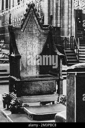 Der Krönungsstuhl, c1937. Historisch bekannt als St. Edward's Chair oder King Edward's Chair, ist der Stuhl, auf dem britische Monarchen sitzen, wenn sie mit Regalia ausgestattet und bei ihren Krönungen gekrönt werden. Es wurde 1296 von König Edward I (1239-1307) in Auftrag gegeben, um den Stein von Scone zu enthalten. Stockfoto