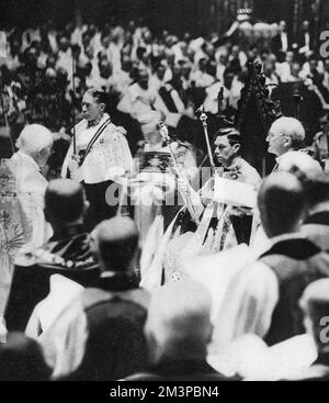 Seine Majestät König George VI. (1895-1952) empfängt bei seiner Krönung 1937 das Zepter mit dem Kreuz und das Zepter mit der Taube. Die Krönung von George VI. Fand am 12. Mai 1937 in der Westminster Abbey statt, dem Datum, das zuvor für die Krönung seines Bruders Edward VIII vorgesehen war. Stockfoto