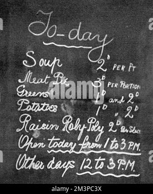 Eine Tafel mit einer typischen Speisekarte in einer Gemeinschaftsküche im Jahr 1918. Gemeinschaftsküchen und nationale Küchen wurden eingerichtet, um die Nahrungsmittelknappheit während des Ersten Weltkriegs zu bekämpfen, indem sie in großen Mengen versorgen und erschwingliche und nahrhafte Mahlzeiten für ärmere Klassen und Kriegsarbeiter bereitstellen. Datum: 1918 Stockfoto