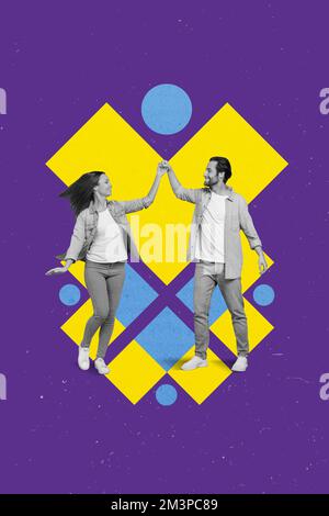 Vertikales Collagenbild von zwei positiven Schwarzweiß-Effekt-Menschen halten Armen Save Stand mit Ukraine isoliert auf gemaltem Hintergrund Stockfoto