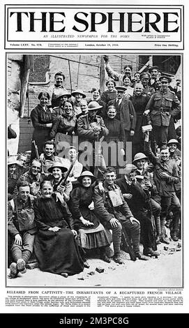 Titelseite des Sphere Magazins mit einem wunderbaren Foto von alliierten Soldaten, die sich mit Bewohnern des französischen Dorfes Saudemont (20km südöstlich von Arras) posieren, das 1918 von den kanadischen Streitkräften zurückerobert wurde. Datum: 1918 Stockfoto