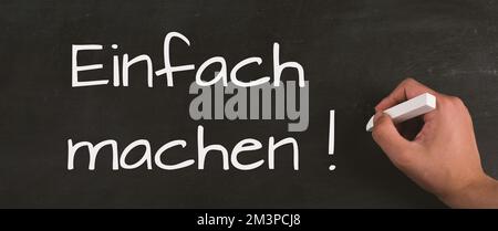 „Einfach tun“ bedeutet, auf dem Schwarzen Brett in deutscher Sprache zu stehen, Coaching-Konzept, Motivation und Ausbildung, Zeit für den Anfang Stockfoto