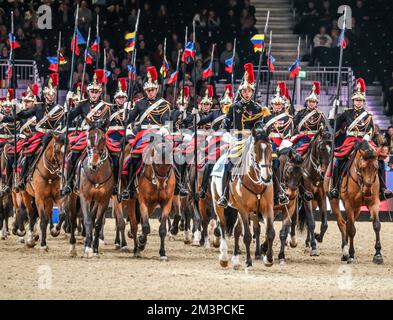 London UK 16. Dezember 2022 das weltberühmte französische Kavallerie-Regiment mit seinem Carrousel des Lances , zum ersten Mal in Großbritannien, mit 27 Fahrern geschmückt mit traditionellen Männerhelmen Napoleonische Säbel und Lanzen auf der London International Horse Show 2023. Paul Quezada-Neiman/Alamy Live News Stockfoto