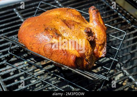 Auf dem Grill bereiten wir traditionelle hausgemachte Braten und geräuchertes ganzes Hähnchen auf traditionelle Weise zu Stockfoto