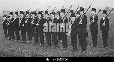 Eton College Office Training Corps Bohren vor dem Unterricht Stockfoto