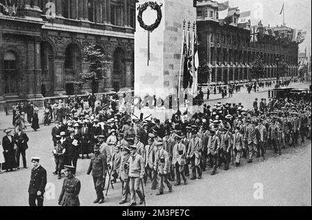 Behinderte Männer aus Roehampton im Cenotaph, 1919 Stockfoto