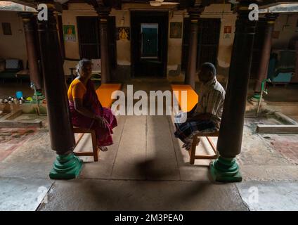 Indianer sitzen auf Bänken in einer Villa in Chettiar, Tamil Nadu, Kanadukathan, Indien Stockfoto