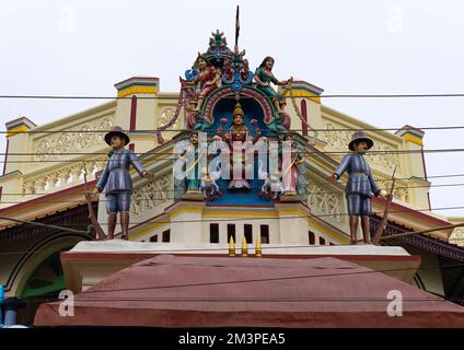 Göttin Lakshmi, flankiert von Elefanten und britischen Soldaten in einem Haus, Tamil Nadu, Athangudi, Indien Stockfoto