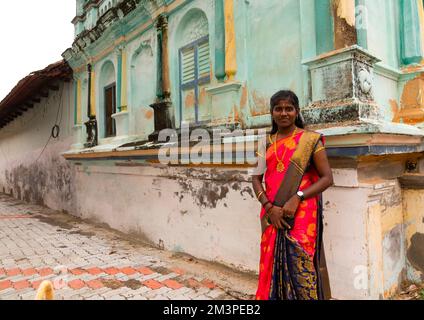 Eine Indianerin vor einer alten Chettiar-Villa, Tamil Nadu, Kanadukathan, Indien Stockfoto