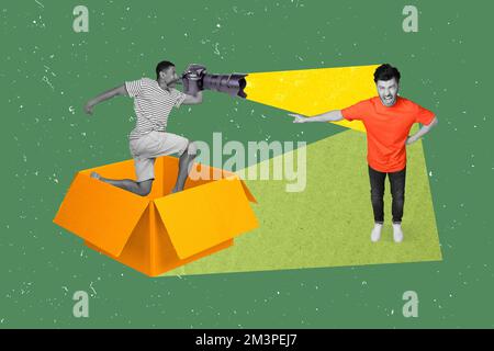 Collagenfoto eines jungen, aggressiven Schülers mit orangefarbenem T-Shirt, Finger direkt versteckter geheimer Paparazzi-Kameramann, isoliert auf grünem Hintergrund Stockfoto