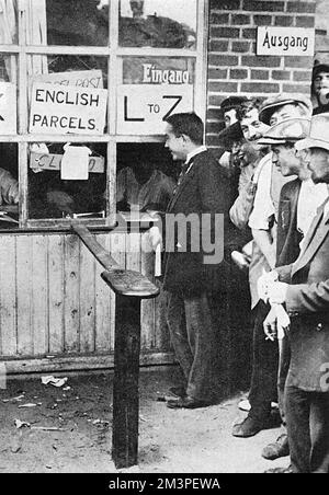 Das englische Paketbüro im Ruhleben-Gefangenenlager. Das Ruhleben-Camp liegt etwa 10km km westlich von Berlin und war ursprünglich eine Rennbahn. Es wurde während des Ersten Weltkriegs umgebaut und beherbergte etwa 5000 Zivilisten (hauptsächlich Briten), die sich bei Kriegsausbruch in Deutschland befanden, sowie gefangene Besatzungen von Fischtrawlern und anderen zivilen Schiffen. Die deutschen Behörden hielten sich an die Genfer Konvention, und die Gefangenen im Lager durften ihre eigenen Angelegenheiten mit einem Postdienst, einer Polizei und einer Bibliothek regeln. 1917 Stockfoto