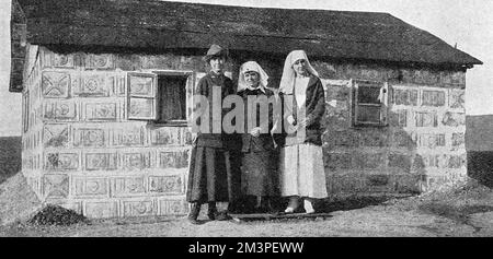 Hütte aus Benzindosen, amerikanische Schwestern des Roten Kreuzes, Serbien Stockfoto