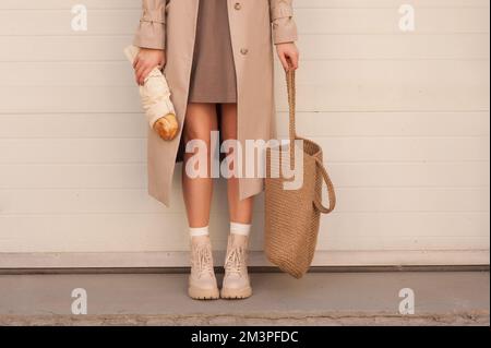 Essenskonzept zum Mitnehmen. Frisches Brot in einem natürlichen Paket. Handgefertigte Hanftasche. Stockfoto