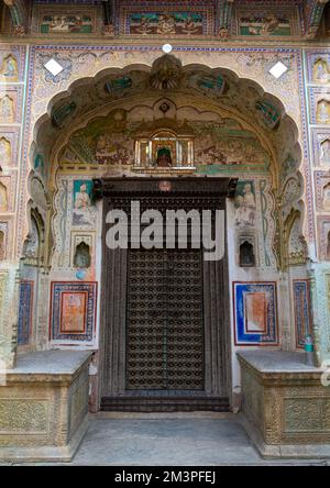 Holztür eines alten historischen Haveli, Rajasthan, Fatehpur, Indien Stockfoto