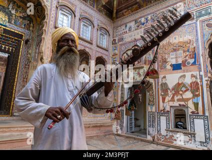 Musiker, der Sitar in einem alten Hof von Haveli spielt, Rajasthan, Nawalgarh, Indien Stockfoto