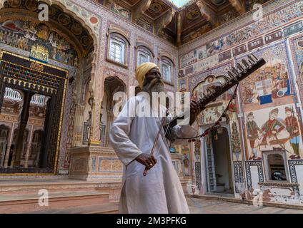 Musiker, der Sitar in einem alten Hof von Haveli spielt, Rajasthan, Nawalgarh, Indien Stockfoto